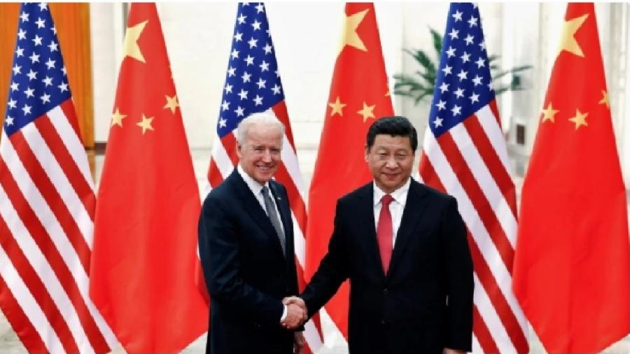Joe Biden e Xi Jinping se cumprimetam em 2013, durante encontro em Pequim. Na atual guerra da Ucrânia, o americano tem a ambição de mandar recado ameaçador ao chinês - Reuters