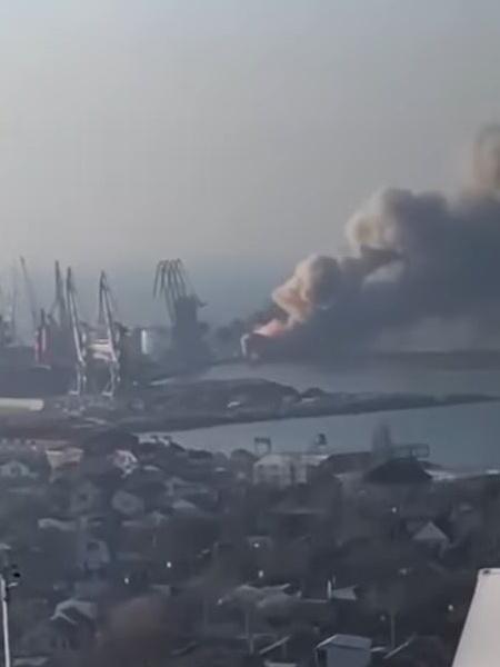Coluna de fumaça vista após um navio russo ter sido atingido no porto de Berdyansk, na Ucrânia - Reprodução/Facebook/navy.mil.gov.ua