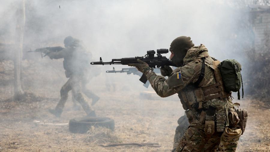 29.mar.2022 - Militares ucranianos da 103ª Brigada Separada da Defesa Territorial das Forças Armadas participam de um exercício de treinamento