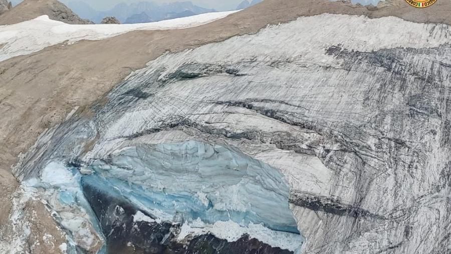  Uma foto do serviço de resgate da Alpine mostra onde uma geleira desmoronou na montanha Marmolada (Itália) - ALPINE RESCUE SERVICES/via REUTERS