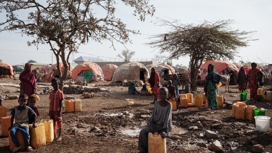 Em foto do dia 13 de fevereiro de 2022, crianças aguardam por água em campo de migrantes em Baidoa, Somália - YASUYOSHI CHIBA/AFP
