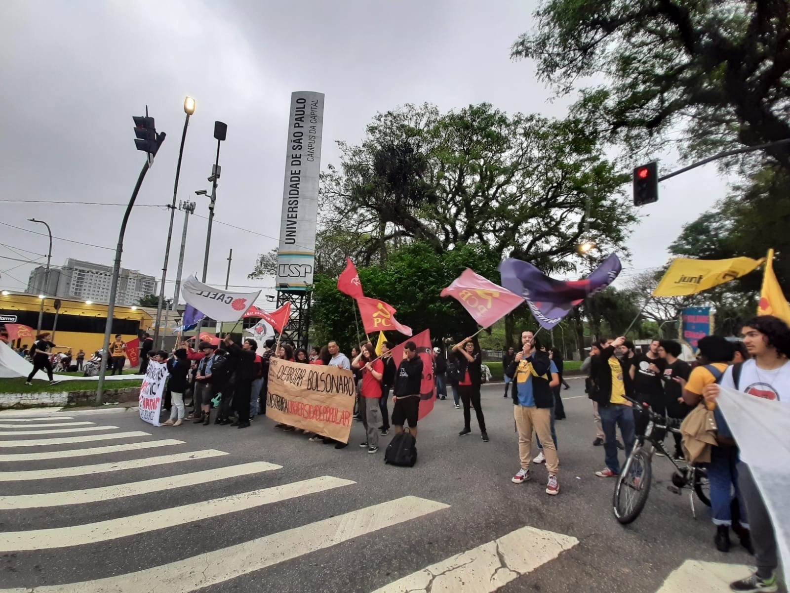 Notícia] Estudantes se manifestam contra a permanência do prof