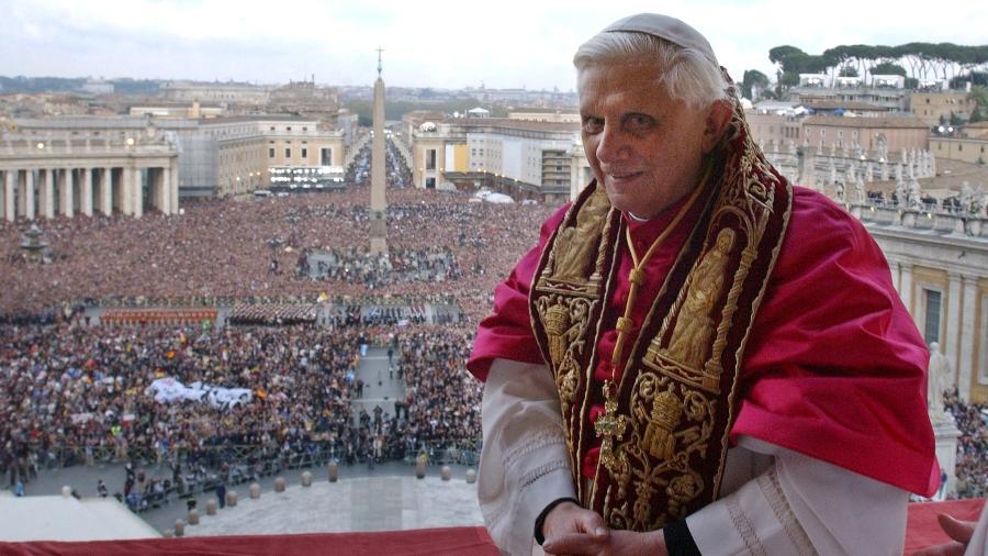 Bento 16 em foto de arquivo na Praça de São Pedro, no Vaticano - REUTERS/Osservatore Romano-Arturo Mari