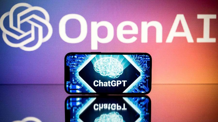 Tela de celular mostrando o logotipo do ChatGPT, robô de conversas desenvolvido pela OpenAI - Lionel Bonaventure/AFP