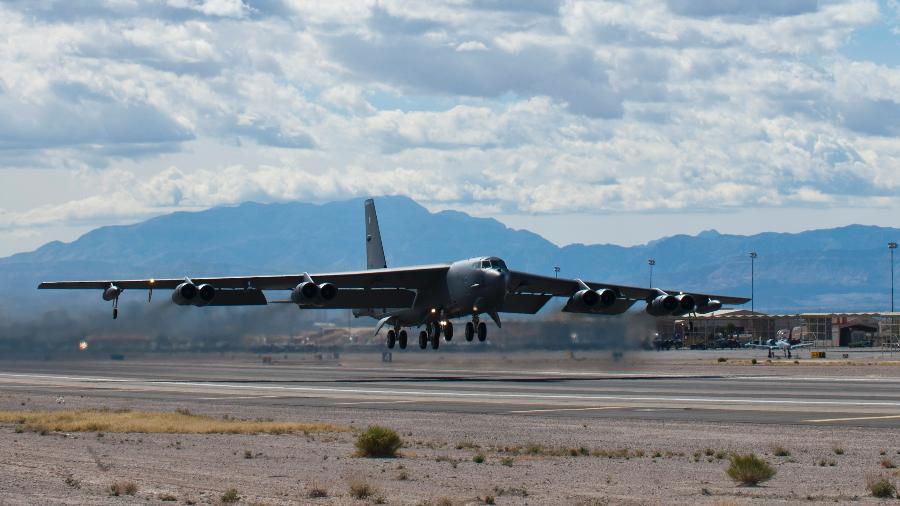 Bombardeiro B-52H foi responsável por carregar protótipo de míssil hipersônico - Reprodução / Wiki Commons / By US Air Force from USA - B-52 at Red Flag, Public Domain