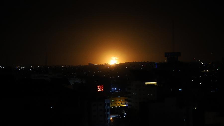 Fogo e fumaça são vistos após um ataque aéreo israelense em Gaza. Israel lançou um ataque aéreo no enclave palestino da Faixa de Gaza na noite de quinta-feira em resposta a ataques anteriores com foguetes do Líbano - Rizek Abdeljawad/Xinhua