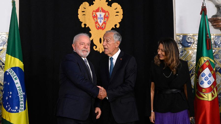 Os presidentes do Brasil, Lula, e de Portugal, Marcelo Rebelo de Sousa, se cumprimentam, observados pela primeira-dama Janja - PATRICIA DE MELO MOREIRA/AFP