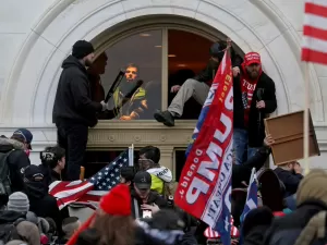 Campanha de Trump sugere questionar resultados e temor de violência aumenta