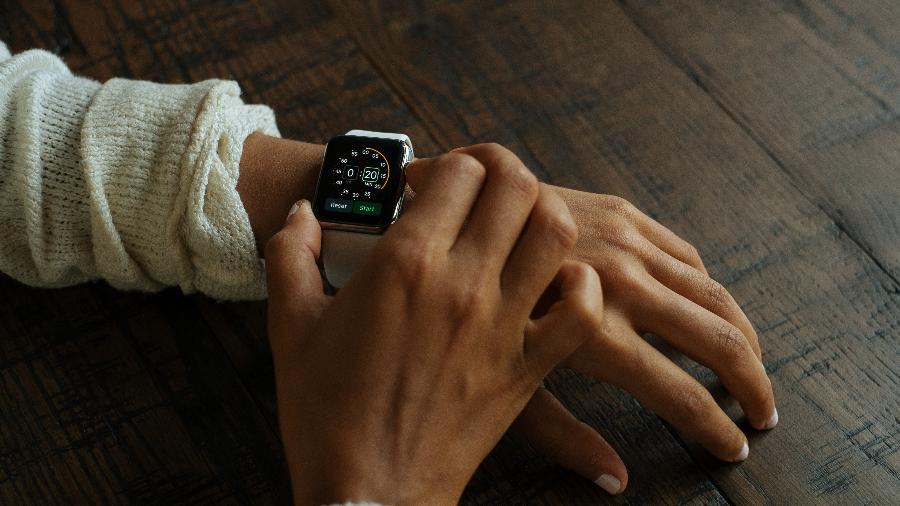 Um smartwatch pode ajudar sua mãe a monitorar a saúde, além de ser um relógio tradicional e uma ferramenta ligada ao celular - Luke Chesser/ Unsplash