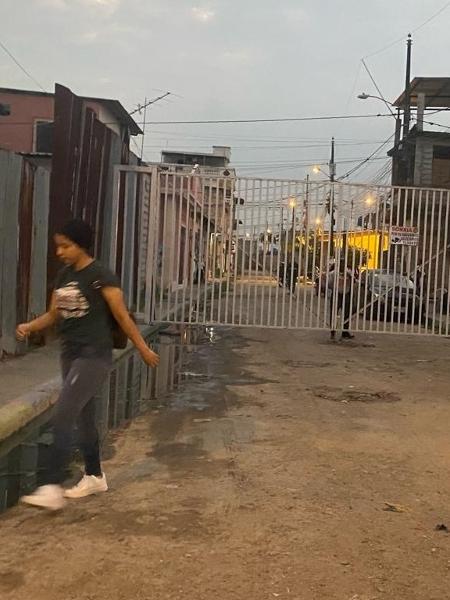 Rua fechada por grade em bairro da zona vermelha no Equador por medo de violência - Felipe Pereira/UOL