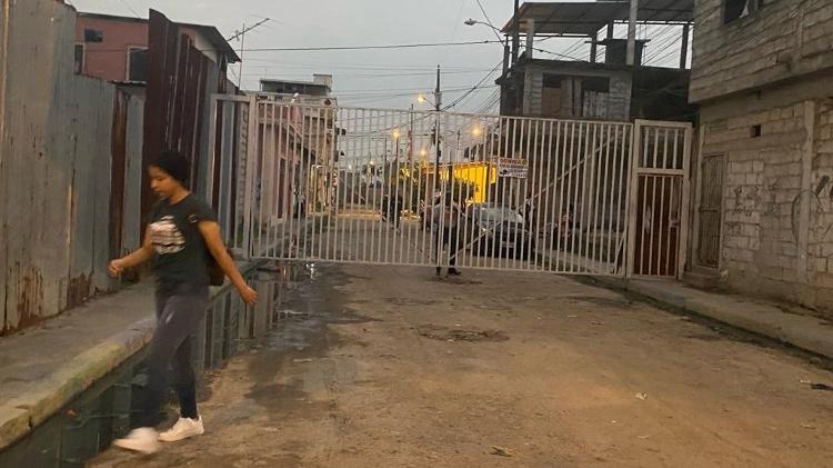 Rua fechada por grade em Guayaquil por medo de violência; hoje moradores ficam sitiados por traficantes