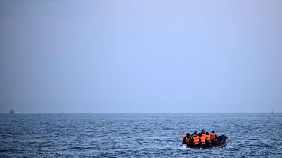 Imagem de arquivo mostra migrantes tentando cruzar o Canal da Mancha em bote inflável - Ben Stansall / AFP