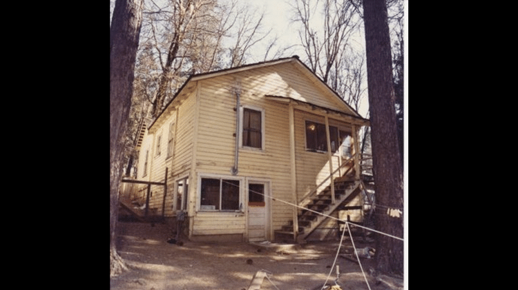 Cabana onde aconteceram os assassinatos da família Sharp
