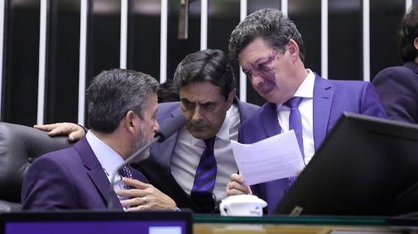 Arthur Lira conversa com os deputados Domingos Sávio (PL-MG) e Reginaldo Lopes (PT-MG) durante votação da reforma tributária