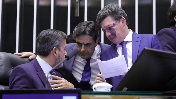 Arthur Lira, conversa com os deputados Domingos Sávio (PL-MG) e Reginaldo Lopes (PT-MG) durante votação da reforma tributária