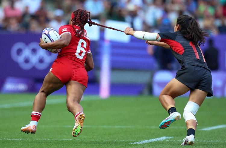 Durante a partida de rúgbi feminino entre Canadá e China, a canadense Charity Williams teve o cabelo puxado pela chinesa Xiaoqian Liu