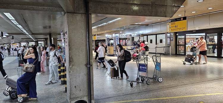 Movimentação no Terminal 2 do aeroporto de Guarulhos um dia após o assassinato