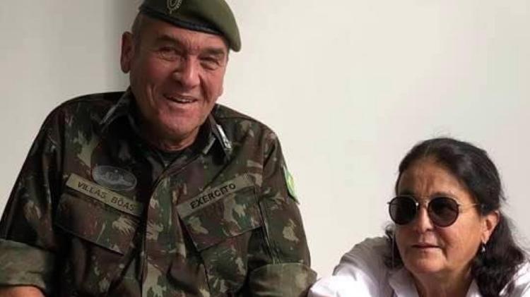 Órfã de um militar reformado de alta patente, Maria Cristina se gaba nas redes da amizade que mantém com o general Villas-Bôas