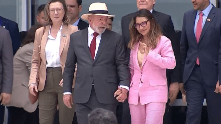 Lula e Janja descem a rampa do Planalto no evento de dois anos do 8 de Janeiro