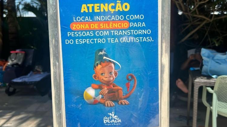 Placa próxima de piscina no complexo Placa próxima de piscina no complexo
