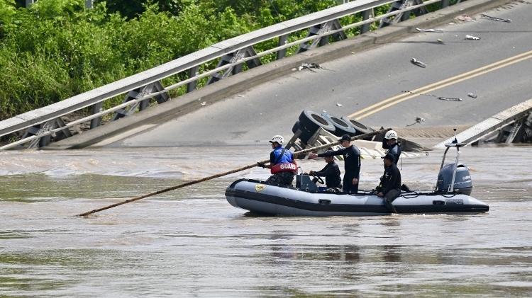 20.mar.2025 - Equipes de resgate tentam encontrar as pessoas desaparecidas após a queda de uma ponte no Equador 20.mar.2025 - Equipes de resgate tentam encontrar as pessoas desaparecidas após a queda de uma ponte no Equador
