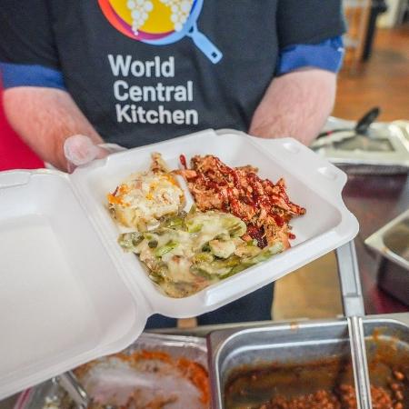 2025 - Cozinha da WCK fornece alimentos à população após tempestades nos EUA -   WCK/Divulgação -   WCK/Divulgação