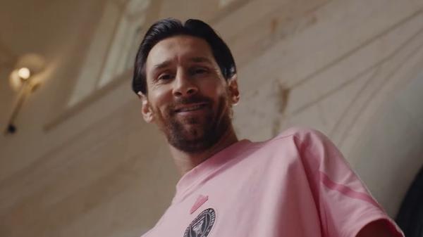 A Copa do Mundo de Clubes da Fifa começa em 10 dias - e a Michelob Ultra, cerveja da Ab Inbev e patrocinadora do campeonato, aproveitou a presença do argentino Lionel Messi no torneio para lançar um comercial com o craque. A criação foi da Wieden+Kennedy Nova York. A Copa do Mundo de Clubes da Fifa começa em 10 dias - e a Michelob Ultra, cerveja da Ab Inbev e patrocinadora do campeonato, aproveitou a presença do argentino Lionel Messi no torneio para lançar um comercial com o craque. A criação foi da Wieden+Kennedy Nova York.