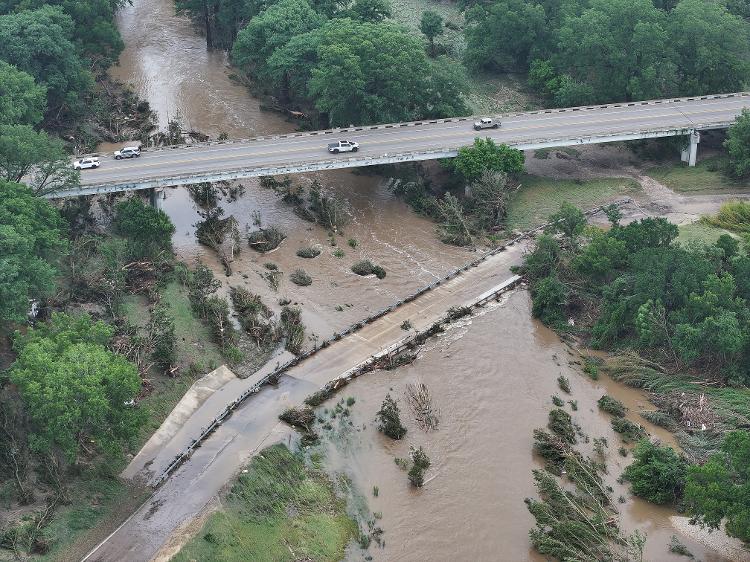 Visão de drone mostra árvores caídas em Comfort, Texas Visão de drone mostra árvores caídas em Comfort, Texas