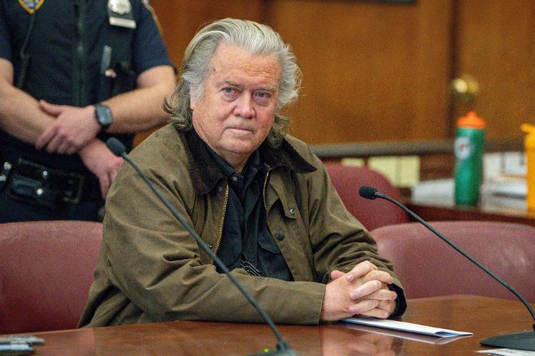 Steve Bannon em audiência no Tribunal Criminal de Nova York, em Manhattan, em 11 de fevereiro de 2025