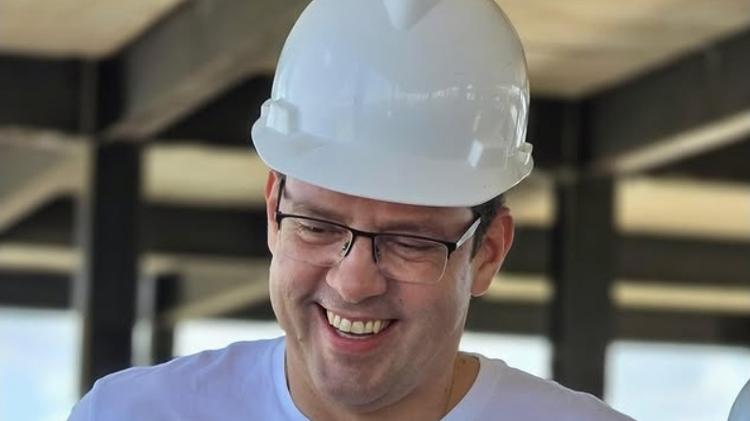 Prefeito estava vestido para inspeção em obras quando partiu para cima da equipe de imprensa - Foto: reprodução