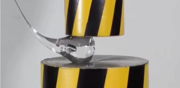 Por que essa gota de vidro suporta marteladas e estilhaça com um toque?