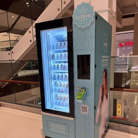 Vending machine da Le Petit Macarons no Shopping Metrô Tucuruvi, em São Paulo 