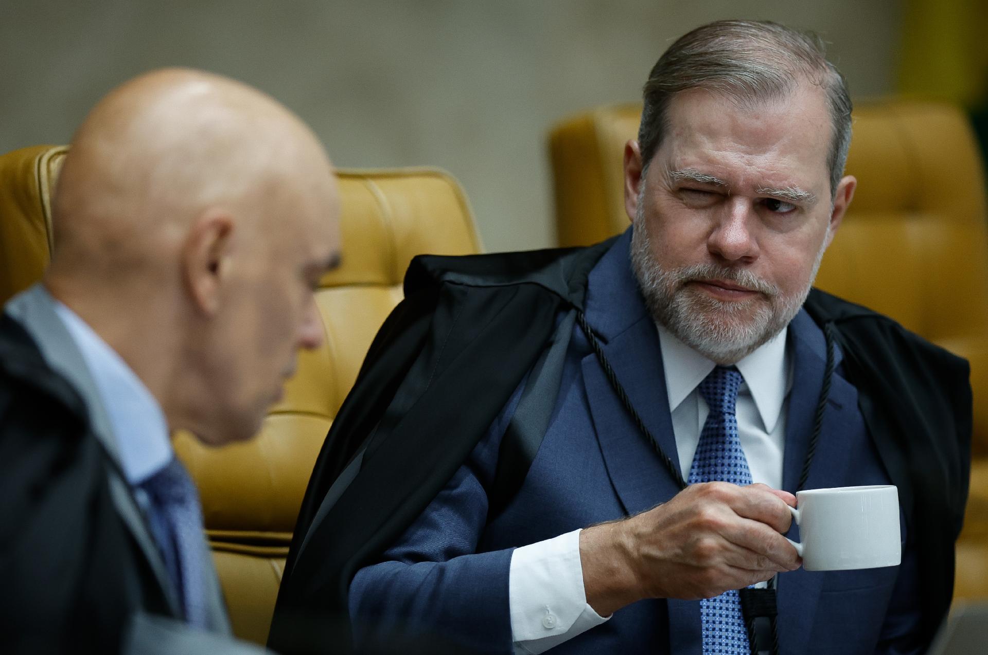 26.fev.2026 - Os ministros Alexandre de Moraes e Dias Toffoli (dir.) em sessão plenária do STF sobre penduricalhos - undefined