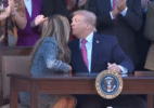 Melania desvia de beijo de Trump em evento e vídeo repercute nas redes