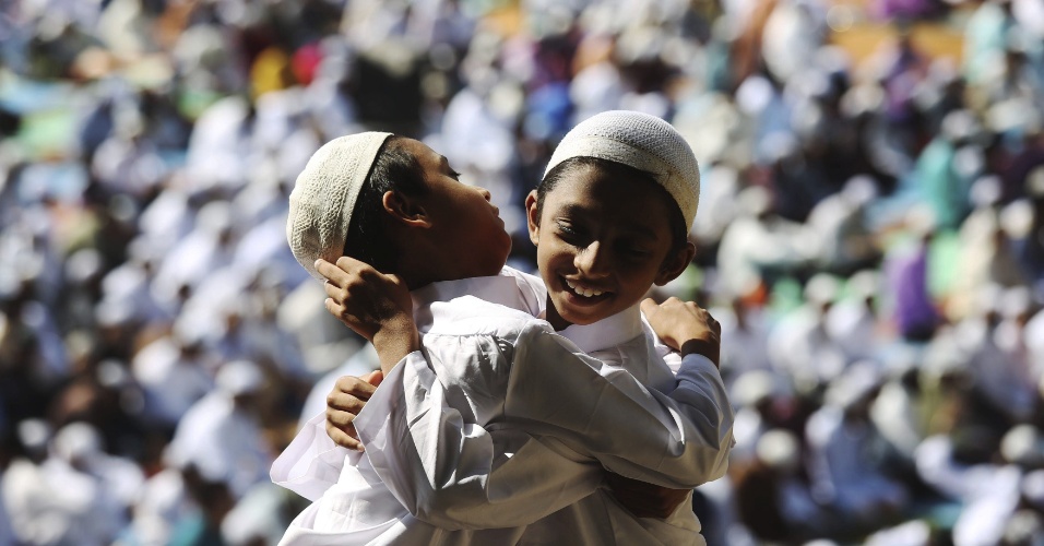 25.set.2015 - Duas crianças se abraçam durante as orações do Eid al-Adha, conhecida como Festa do Sacrifício, em Bangalore, na Índia