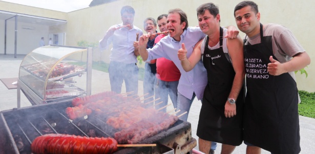 O prefeito Eduardo Paes recebeu vendedores de churrasquinho na sexta-feira (23) - Marcelo Theobald/Ag. O Globo