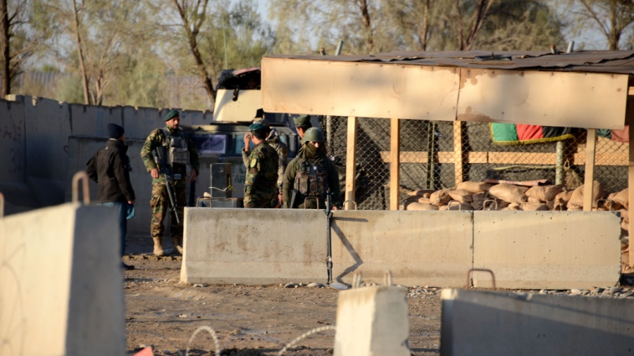 Após combates com os talibãs, mais de mil soldados afegãos se refugiaram no Tadjiquistão na madrugada desta segunda-feira - Sanaullah Saiem/Xinhua