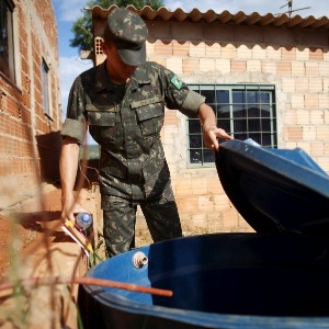 Soldado inspeciona caixa d"água - Adriano Machado/ Reuters