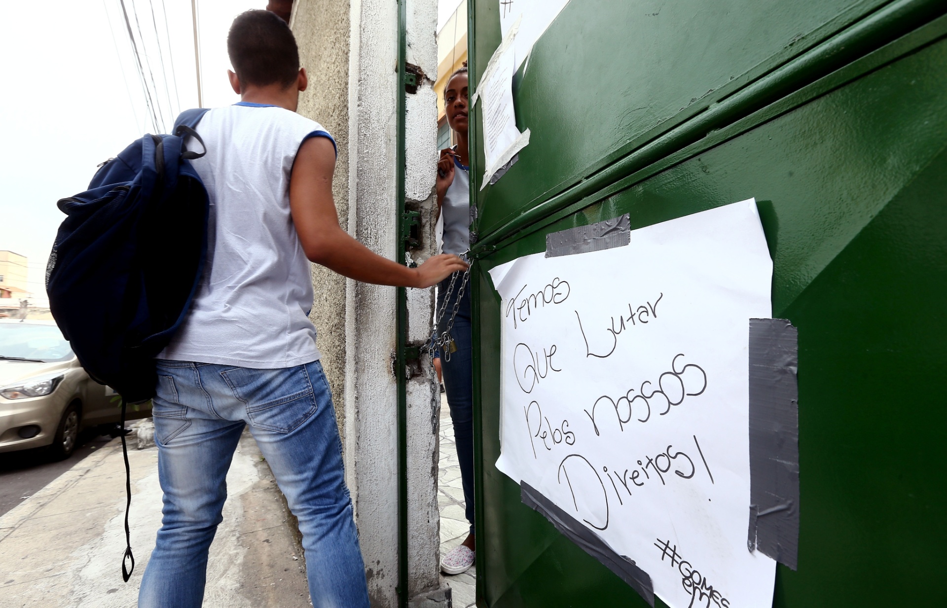 29.mar.2016 - Alunos ocupam desde o dia 28 a Escola Gomes Freire, na Penha. Os estudantes se solidarizam com a greve de professores, iniciada no último dia 2 de março. Eles também pedem melhorias estruturais nas unidades e criticam os cortes no orçamento anunciados pelo governo estadual. A secretaria pediu a reintegração de posse das escolas ocupadas - WiltonJunior/Estadão Conteúdo