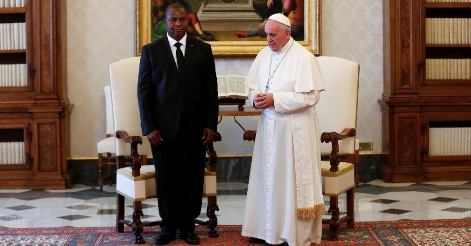 18.abr.2016 - O papa Francisco se encontra com o presidente da República Centro-Africana, Faustin-Archange Touadera, no Vaticano