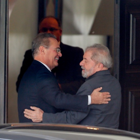 26.abr.2016 - O ex-presidente Luiz Inácio Lula da Silva se encontra com o então presidente do Senado, Renan Calheiros (MDB-AL), em Brasília - Pedro Ladeira/Folhapress