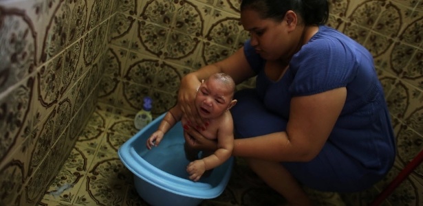 A zika quando atinge o feto causa diversos problemas de desenvolvimento, como a calcificação do cérebro - Nacho Doce/Reuters
