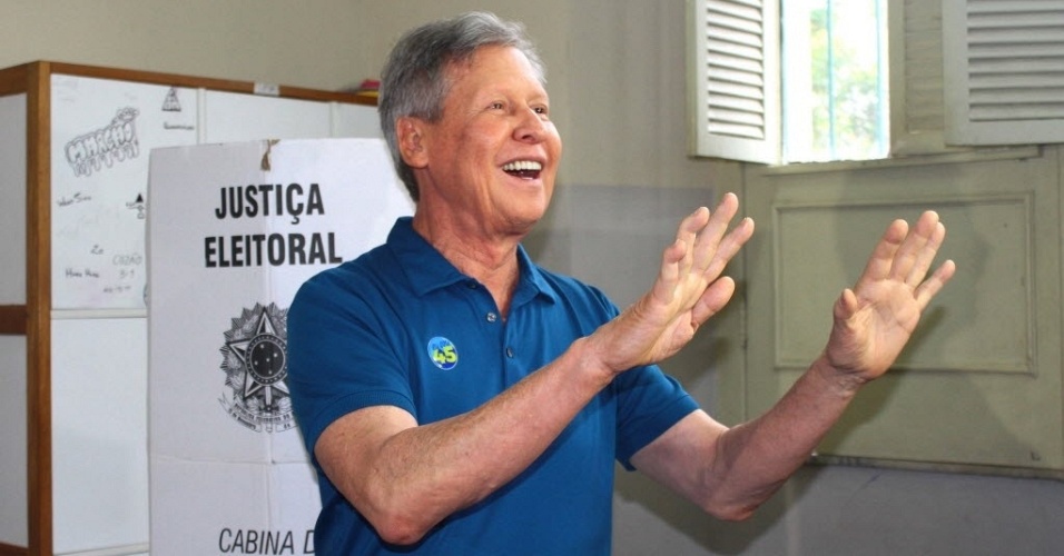 30.out.2016 - O candidato à reeleição pelo PSDB, Artur Neto, chega para votar no Colégio Amazonense Dom Pedro II, em Manaus (AM)