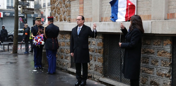 François Hollande e a prefeita de Paris, Anne Hidalgo, inaguram placa - Philippe Wojazer/Reuters