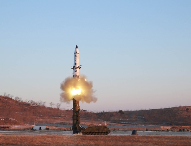 Imagem de um míssil sendo disparado na Coreia do Norte. A foto foi divulgada pela Agência Norte-Coreana de Notícias e pode ser do míssil lançado em teste no dia 12 de fevereiro - KCNA/Handout via Reuters