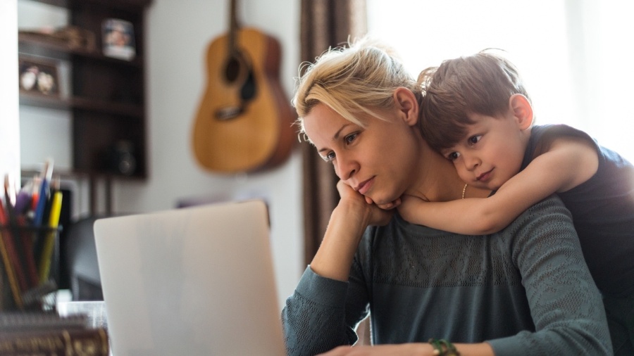 Regime de home office faz com que mulheres com filhos reduzam de 4 a 5 horas a mais que homens sua jornada de trabalho - Getty Images