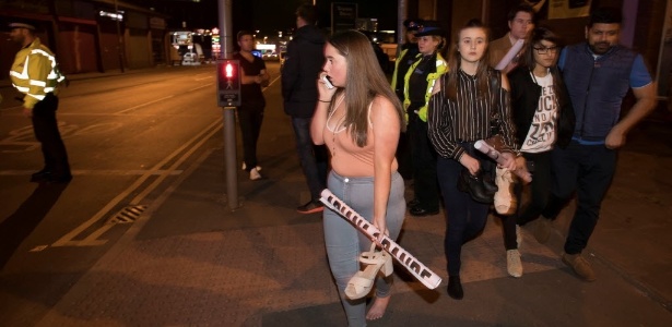 22.mai.2017 - Jovens buscam abrigo após o atentado terrorista em Manchester - REUTERS/Jon Super
