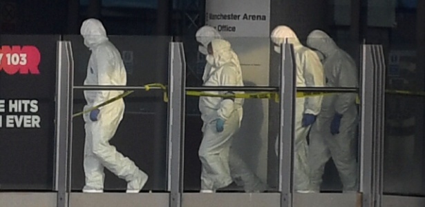 23.mai.2017 - Agentes forenses passam por passarela que liga a estação Victoria e a Manchester Arena, onde houve atentado, em Manchester - Paul Ellis/AFP