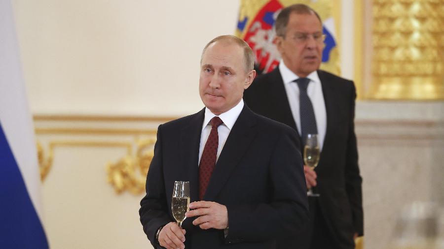 11.abr.2018 - O presidente russo, Vladimir Putin, e o chanceler Sergei Lavrov - Sergei Ilnitsky/Pool via REUTERS
