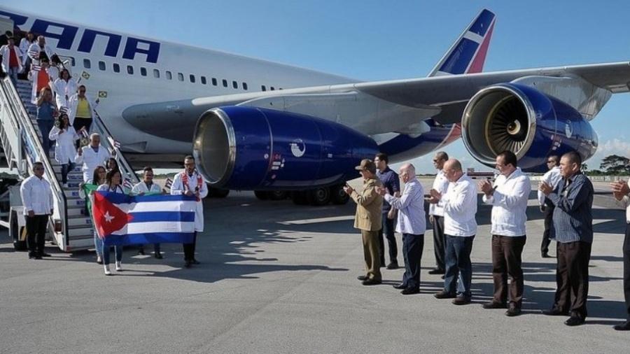 Raúl Castro recebe médicos que trabalharam no Brasil - Estudios Revolución